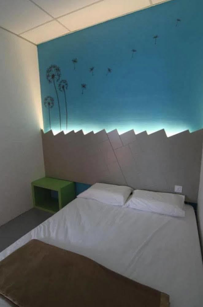 Spot On 89816 Warm Blanket Hotel Джохор Бахру Екстериор снимка